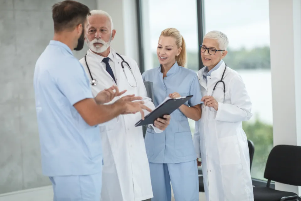 Ärztinnen und Ärzte bei einer Besprechung in der Klinik